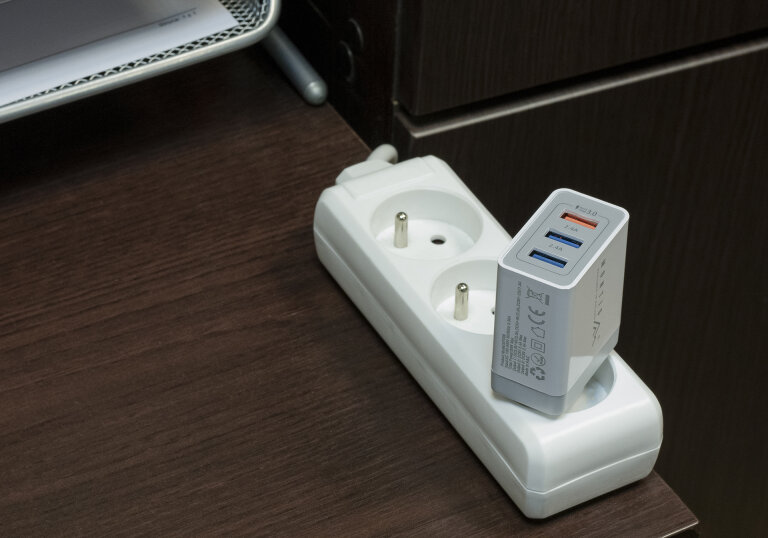 ŁADOWARKA SIECIOWA MONTIS MT009 USB 3.0 QC 3xusb (6)