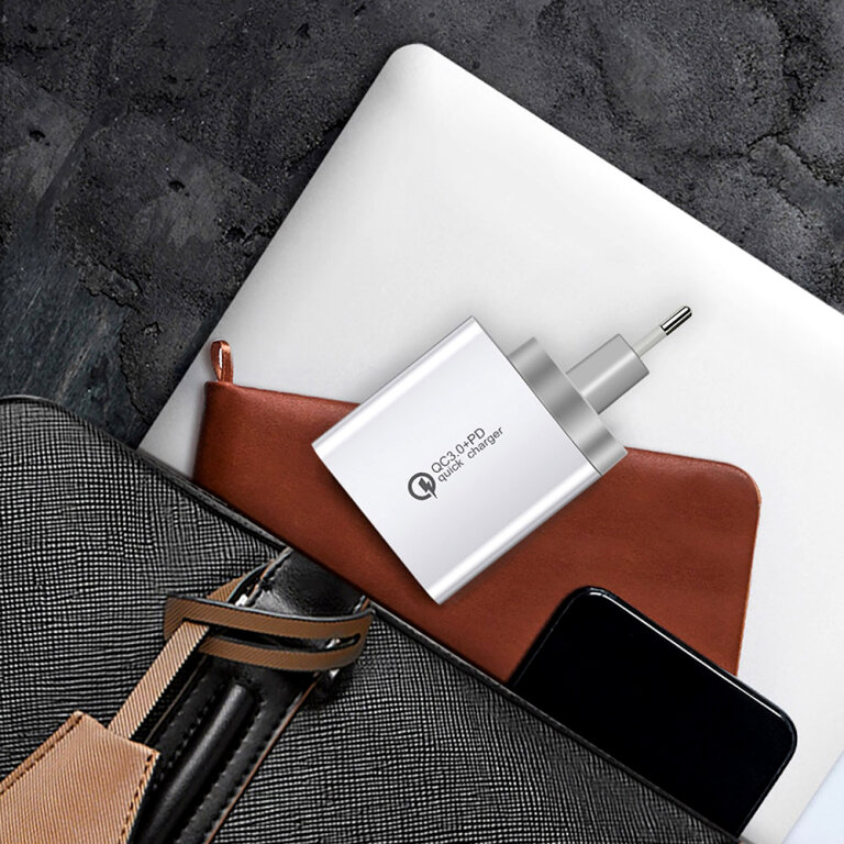 ŁADOWARKA SIECIOWA MONTIS MT008 USB 3.0 QC USB-C (4)